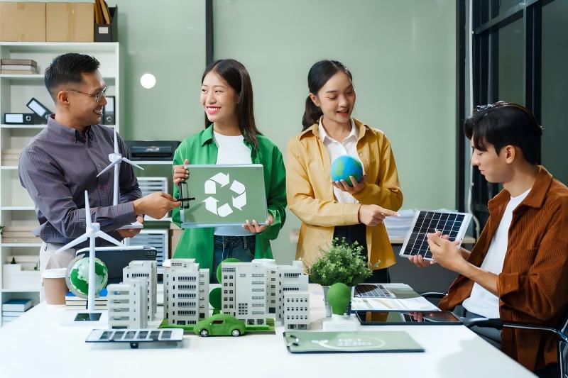 新能源硬科技产业销售体系的进化：基于储能、动力电池、光伏与充电桩产业年中趋势的分析